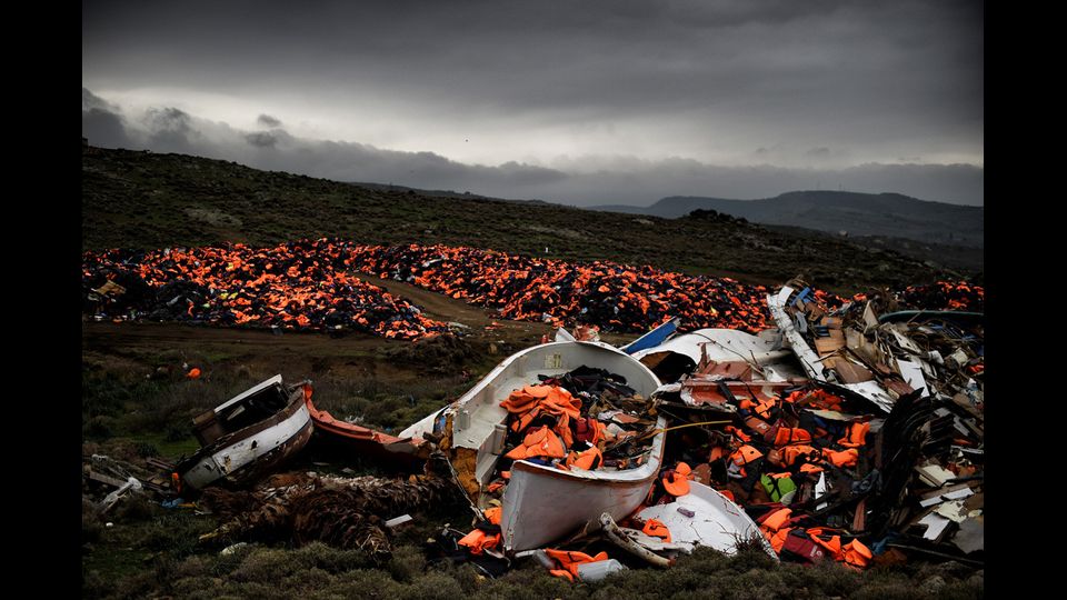 Migliaia di giubbotti di salvataggio utilizzati da rifugiati e migranti durante il loro viaggio attraverso il mar Egeo in una discarica a Mithimna (19 febbraio 2016) (foto Afp) &nbsp;