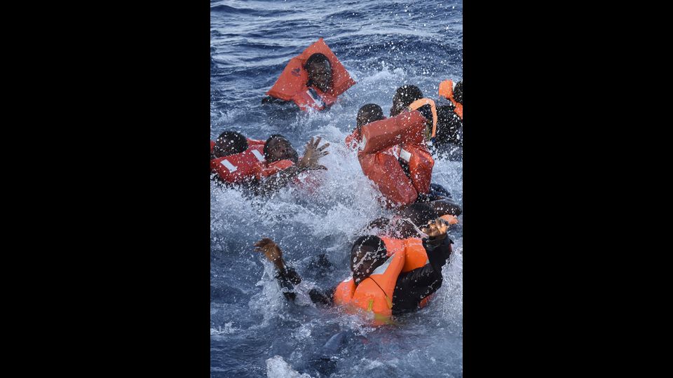 Il panico di migranti e rifugiati mentre cadono in acqua durante un'operazione di salvataggio al largo della costa libica (3 novembre 2016) (foto Afp)&nbsp;