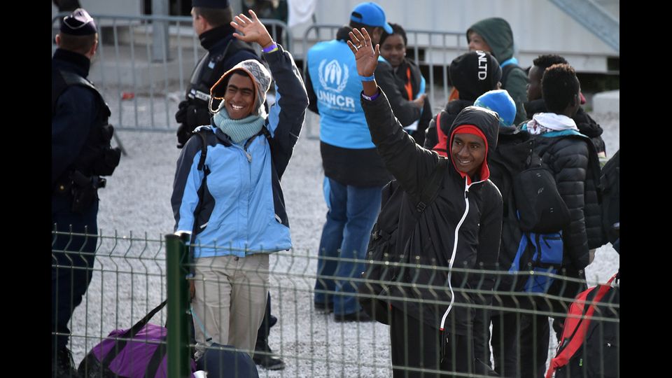 Minori migranti del campo &quot;Jungle&quot; a Calais vengono trasferiti nei centri di accoglienza in Francia (2 novembre 2016)  (foto Afp)&nbsp;