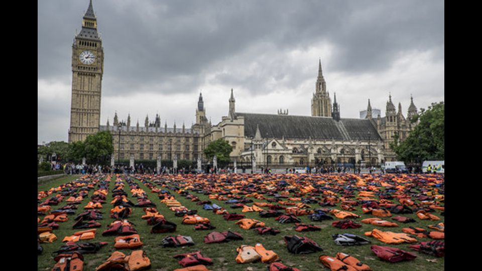 Giubbotti di salvataggio utilizzati dai rifugiati per attraversare il mare, in piazza del Parlamento a Londra. Le giacche rappresentano i migliaia di profughi che sono morti nel tentativo di raggiungere l'Europa dal 2015 (19 settembre 2016) (foto Afp)&nbsp;