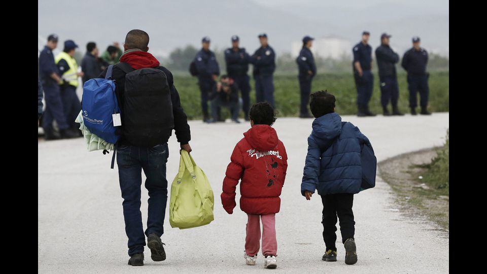 Un'operazione di evacuazione da parte delle forze di polizia di un accampamento improvvisato che ospita 8.400 rifugiati al confine greco-macedone vicino al villaggio di Idomeni (24 maggio 2016) (foto Afp)&nbsp;