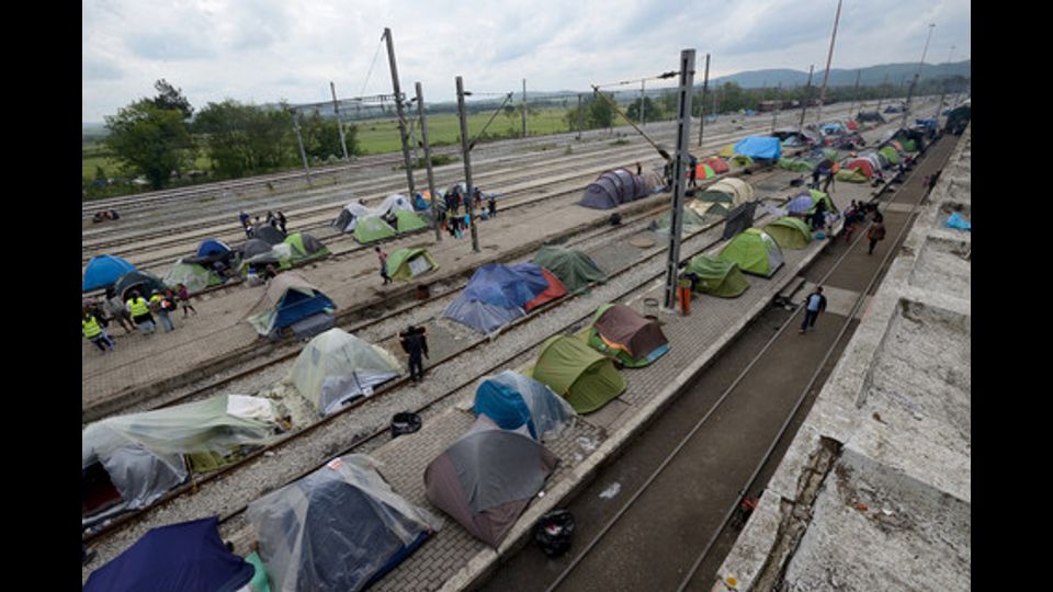 Tende dei rifugiati sulle banchine e sui binari della vecchia stazione ferroviaria di Idomeni, in attesa che venga riperto il confine (2 maggio 2016)  (foto Afp)&nbsp;