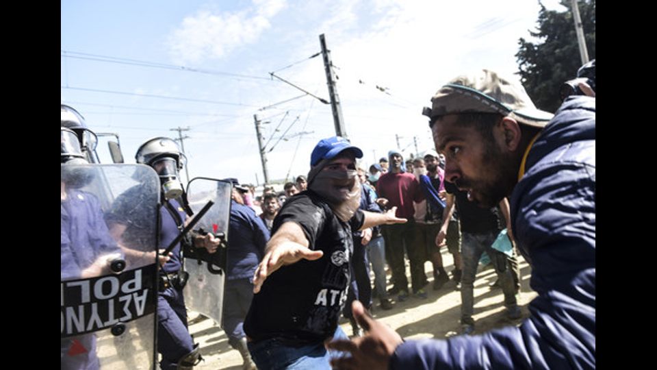 Scontri con la polizia greca al campo di fortuna nel villaggio settentrionale al confine greco di Idomeni. Decine di persone sono rimaste ferite quando la polizia ha sparato gas lacrimogeni su un gruppo di migranti che tentavano di sfondare la recinzione sul confine greco-macedone (10 aprile 2016) (foto Afp)&nbsp;