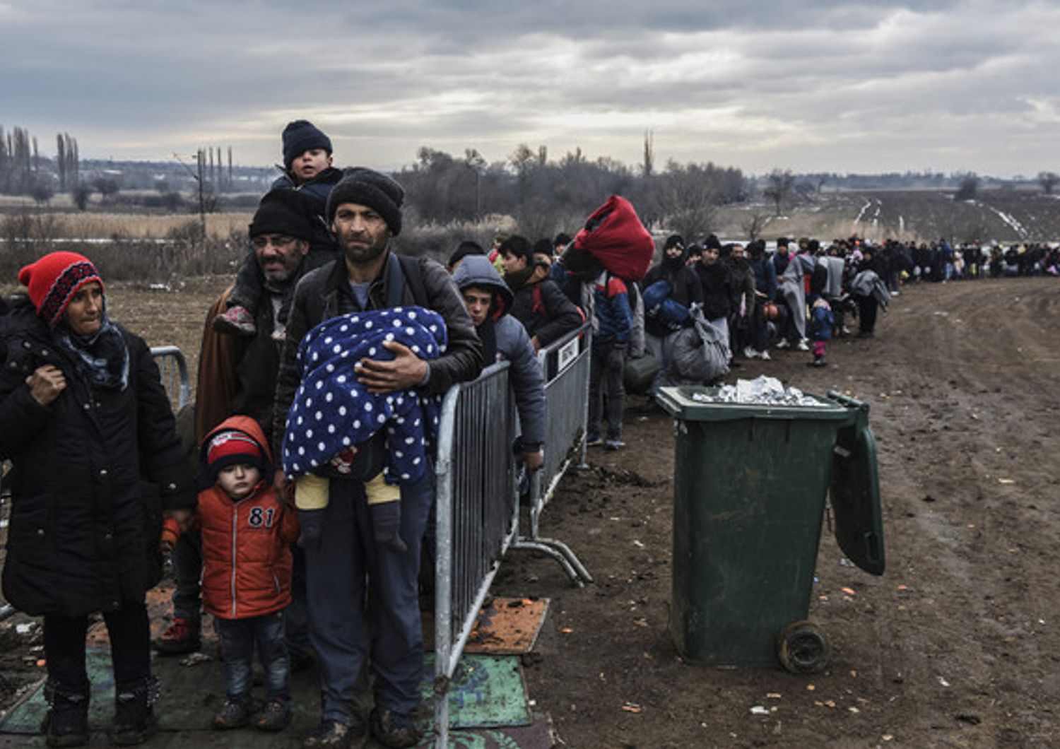 Migranti e rifugiati al controllo di sicurezza dopo aver attraversato il confine con la Macedonia in Serbia, vicino al villaggio di Miratovac. Pi&ugrave; di 1 milione di persone provenienti da paesi come la Siria, l'Iraq o Afghanistan sono entrati in Europa l'anno scorso in quella che &egrave; stata definita la pi&ugrave; grande migrazione verso il continente dalla seconda guerra mondiale (26 gennaio 2016)  (foto Afp)&nbsp;