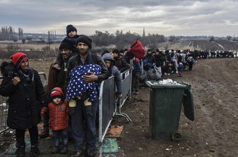 Migranti e rifugiati al controllo di sicurezza dopo aver attraversato il confine con la Macedonia in Serbia, vicino al villaggio di Miratovac. Pi&ugrave; di 1 milione di persone provenienti da paesi come la Siria, l'Iraq o Afghanistan sono entrati in Europa l'anno scorso in quella che &egrave; stata definita la pi&ugrave; grande migrazione verso il continente dalla seconda guerra mondiale (26 gennaio 2016)  (foto Afp)&nbsp;