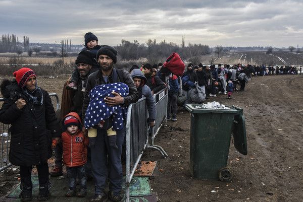Migranti e rifugiati al controllo di sicurezza dopo aver attraversato il confine con la Macedonia in Serbia, vicino al villaggio di Miratovac. Più di 1 milione di persone provenienti da paesi come la Siria, l'Iraq o Afghanistan sono entrati in Europa l'anno scorso in quella che è stata definita la più grande migrazione verso il continente dalla seconda guerra mondiale (26 gennaio 2016) (foto Afp)
