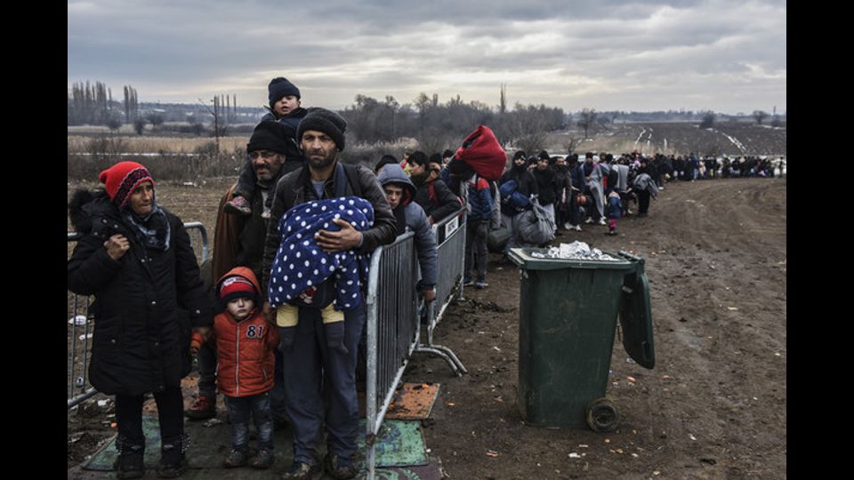 Migranti e rifugiati al controllo di sicurezza dopo aver attraversato il confine con la Macedonia in Serbia, vicino al villaggio di Miratovac. Pi&ugrave; di 1 milione di persone provenienti da paesi come la Siria, l'Iraq o Afghanistan sono entrati in Europa l'anno scorso in quella che &egrave; stata definita la pi&ugrave; grande migrazione verso il continente dalla seconda guerra mondiale (26 gennaio 2016)  (foto Afp)&nbsp;
