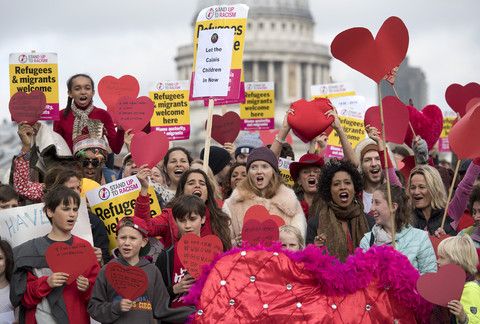 L'attrice Lily Cole si unisce alla manifestazione per i rifugiati e migranti a causa della demolizione del campo profughi di Jungle a Calais sul Millennium Bridge a Londra (il 26 ottobre, 2016)&nbsp;