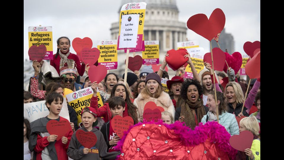 L'attrice Lily Cole si unisce alla manifestazione per i rifugiati e migranti a causa della demolizione del campo profughi di Jungle a Calais sul Millennium Bridge a Londra (il 26 ottobre, 2016)&nbsp;