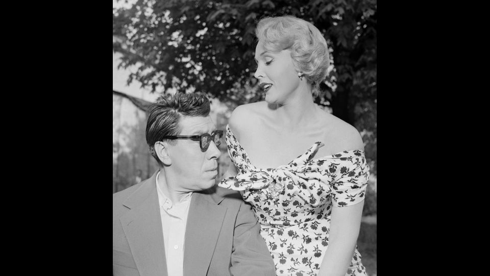 Fernandel e Zsa Zsa Gabor, nel film &quot;Nemico pubblico n. 1&quot; del 1953 (foto Afp)&nbsp;