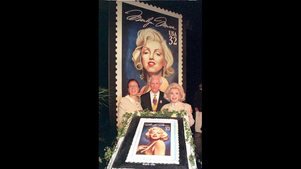 Zsa Zsa Gabor con Marvin Runyon e Anna Strasberg alla celebrazione del francobollo commemorativo, da parte del Post Office degli Stati Uniti, di quelli che sarebbero stati i 69 anni di Marilyn Monroe, 6 gennaio 1995 (foto Afp)&nbsp;