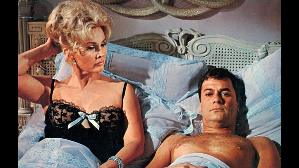 Zsa Zsa Gabor e Tony Curtis in &quot;Arrivederci bambino&quot; nel 1966 (foto Afp)&nbsp;