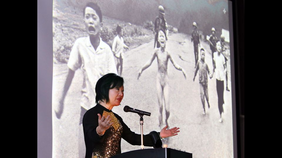 Kim Phuc - Napalm girl - &Egrave; una delle foto choc che ha contributo a porre fine alla guerra in Vietnam. E' l'8 giugno 1972. Nello scatto in bianco e nero, tra i fumi delle bombe, uomini e donne scappano terrorizzati. Una bimbetta corre nuda, ha la schiena bruciata dal napalm sganciato dagli americani: &laquo;Brucio... muoio...&raquo; (foto Afp)