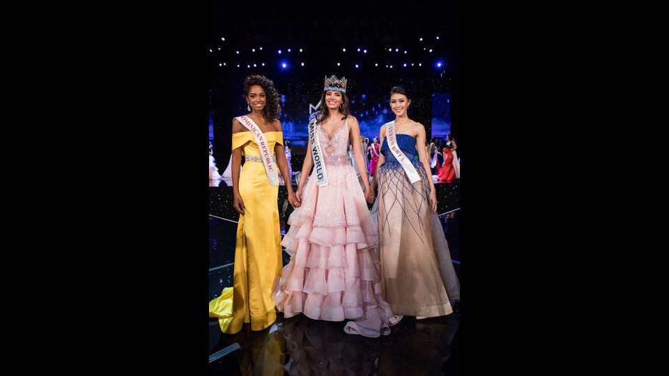 Miss Repubblica Dominicana Yaritza Miguelina Ramirez Reyes, Miss Mondo 2016 Porto Rico Stephanie Del Valle e la Miss Indonesia Natasha Mannuela (foto Afp) &nbsp;