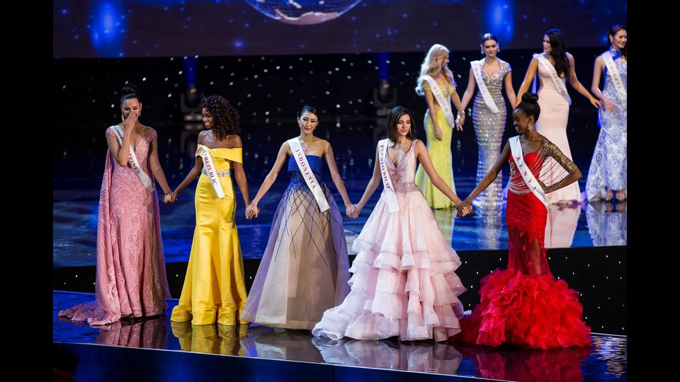 Le finaliste di Miss Mondo - Miss Filippine Elisa Gray, Miss Repubblica Domenicana Yaritza Miguelina Reyes Ramirez, Miss Indonesia Natasha Mannuela, Miss Porto Rico Stephanie Del Valle e Miss Kenya Evelyn Njambi (Afp)&nbsp;