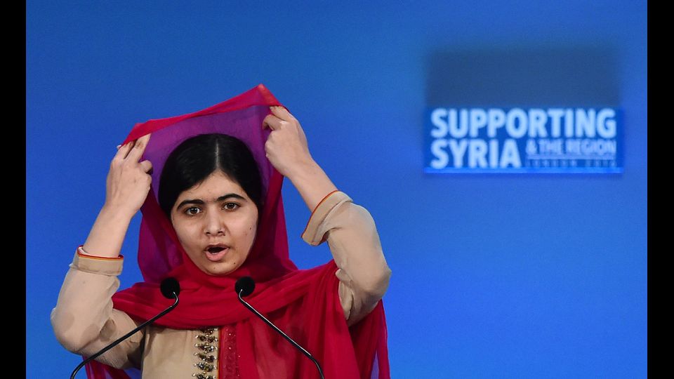 Malala - La ragazzina che ha sfidato i talebani - Attivista pakistana, Malala  &egrave; diventata celebre per il blog, da lei curato per la BBC, nel quale documentava il regime dei talebani pakistani, contrari ai diritti delle donne e la loro occupazione militare del distretto dello Swat (foto Afp)
