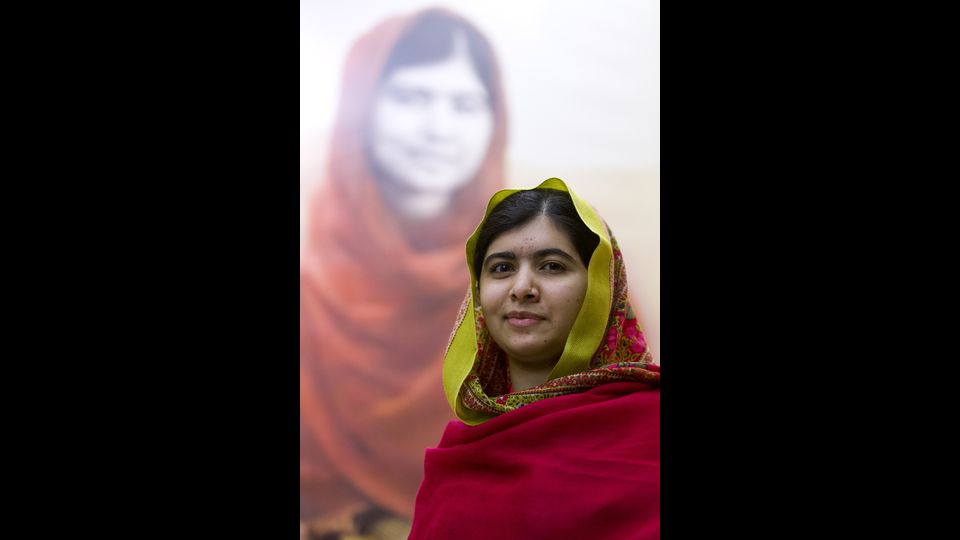 Nel 2012, mentre torna da scuola, Malala viene ferita alla testa dai talebani che la ritengono &ldquo;il simbolo degli infedeli e dell'oscenit&agrave;&rdquo;. Nel 2014 &egrave; stata insignita del Premio Nobel per la Pace (foto Afp)&nbsp;