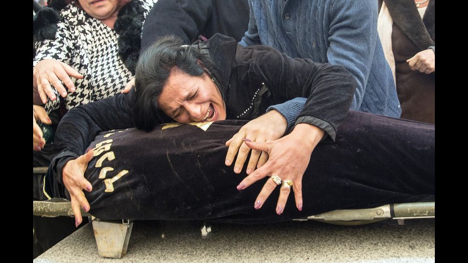 La madre del 26enne Alon Bakal piange il figlio ucciso assieme ad altre due persone in un pub di Tel Aviv, in Israele (foto Afp)