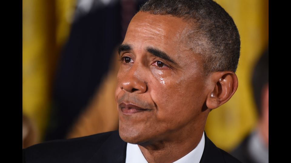 Le lacrime del presidente americano, Barack Obama, mentre il 5 gennaio parla della necessit&agrave; di ridurre la diffusione delle armi negli Usa per evitare altre vittime dopo quelle degli ultimi mesi (foto Afp)