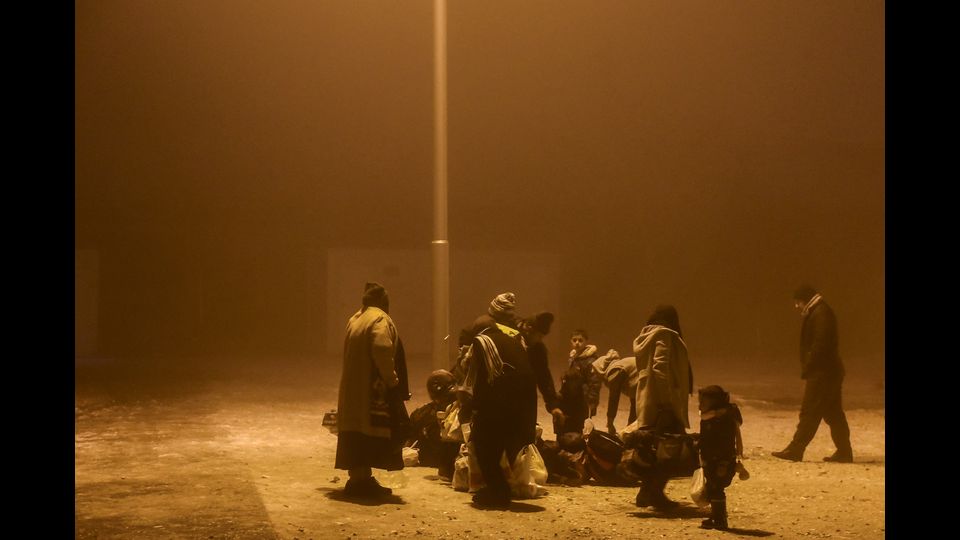 Un gruppo di migranti attende di salire su un pullman a Presevo, nel sud della Serbia. La foto &egrave; stata scattata il 5 gennaio (foto Afp)