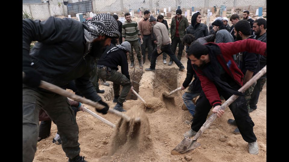Funerali in Siria per le vittime di attacchi aerei a Douma, a sud della capitale Damasco (foto Afp)