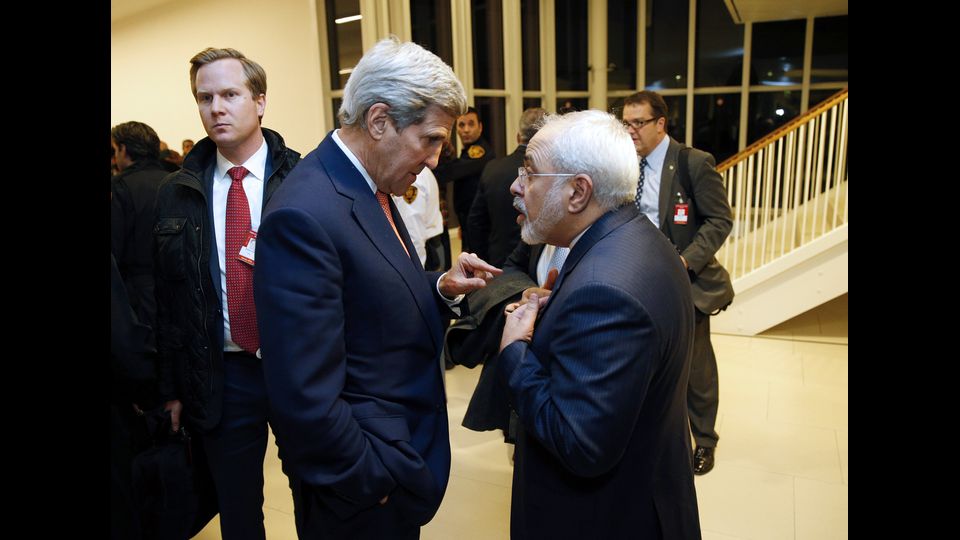 Il segretario di Stato Usa, John Kerry, a colloquio con il ministro degli Esteri iraniano, Mohammad Javad Zarif, in occasione degli accordi sul nucleare che metteranno fine alle sanzioni nei confronti della repubblica islamica (foto Afp)