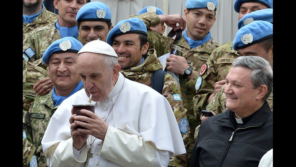 Papa Francesco beve il tradizionale 'Mate' con alcuni soldati argentini durante l'Udienza generale a San Pietro, il 3 febbraio (foto Afp)