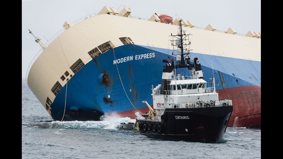 La nave cargo Modern Express, registrata a Panama, resta per oltre una settimana alla deriva nel Golfo di Biscaglia, poco lontano da La Rochelle e Bordeaux. I 22 membri dell&rsquo;equipaggio vengono tratti in salvo quasi subito con un elicottero. &nbsp;(foto Afp)