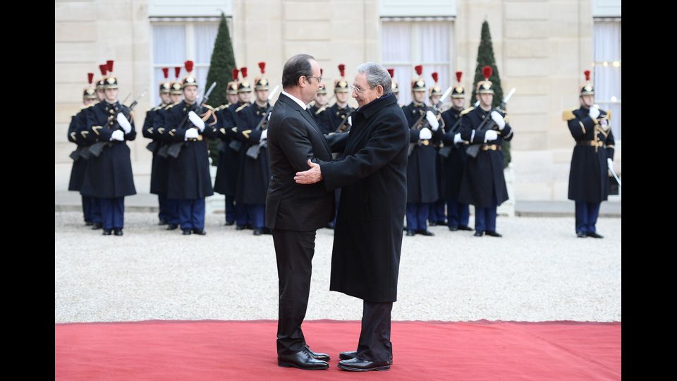 Il presidente francese, Francois Hollande d&agrave; il benvenuto al suo omologo cubano Raul Castro all&rsquo;Eliseo. E&rsquo; il primo febbraio. &nbsp;(foto Afp)