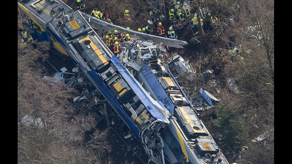 Il 9 febbraio due treni si schiantano in Baviera, nei pressi di Bad Aibling, a circa 60 chilometri da Monaco. Otto persone moriranno nell&rsquo;incidente, e un altro centinaio rester&agrave; ferito. Dietro le cause sembrerebbe esserci  un errore umano. (foto Afp)&nbsp;