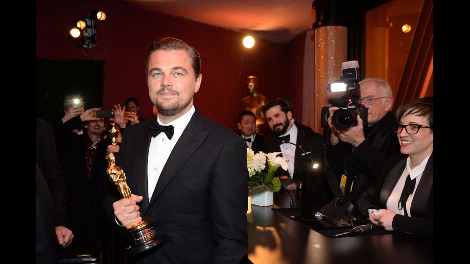 L&rsquo;88esima edizione degli Oscar &egrave; quella giusta per Leonardo DiCaprio che, dopo anni di nomination, riceve l&rsquo;agognata statuetta.  L&rsquo;Academy lo premia come &ldquo;miglior attore protagonista&rdquo; per la sua interpretazione nel film di Alejandro Gonzalez Inarritu &ldquo;The Revenant&rdquo;. (foto Afp)&nbsp;