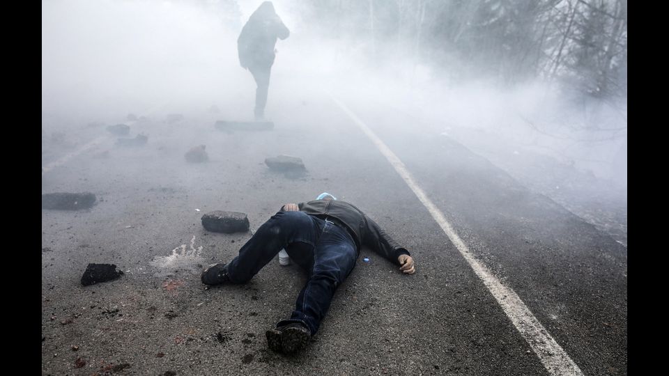Un uomo giace sulla strada dopo i contrasti con la polizia durante le manifestazioni contro la costruzione di una miniera a Artvin, nel nord della Turchia. (foto Afp)&nbsp;