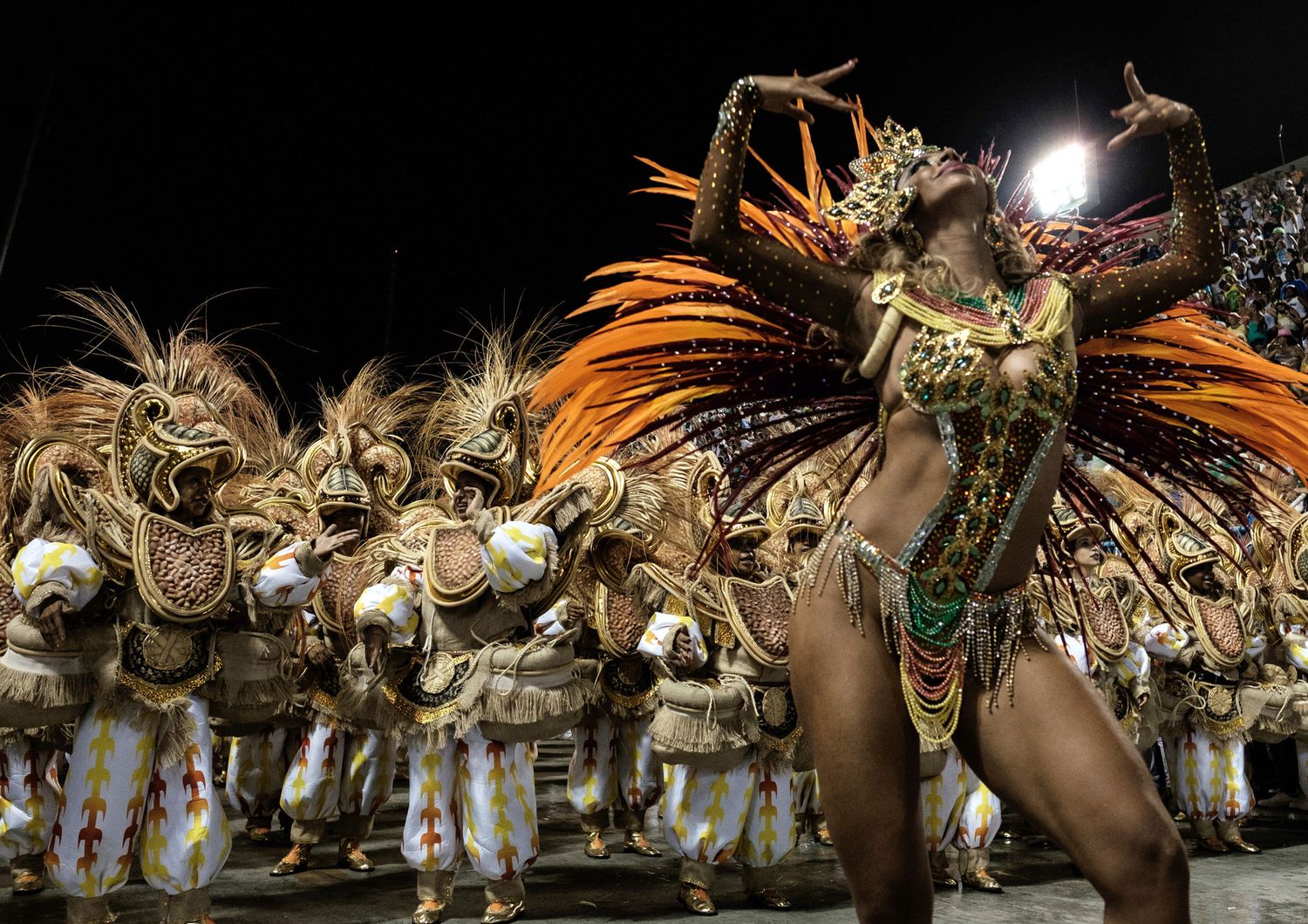 Ballerini della scuola Unidos da Tijuca si esibiscono al Sambodromo di Rio nella prima note del celebre Carnevale. (foto Afp) &nbsp;
