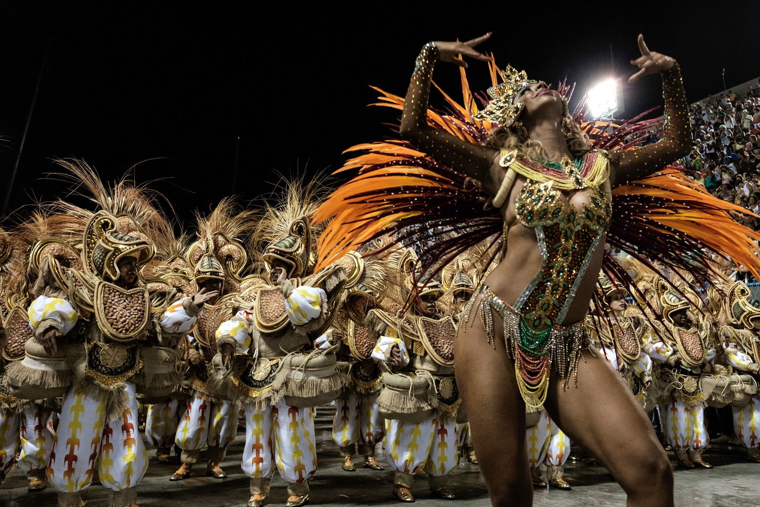 Ballerini della scuola Unidos da Tijuca si esibiscono al Sambodromo di Rio nella prima note del celebre Carnevale. (foto Afp) &nbsp;
