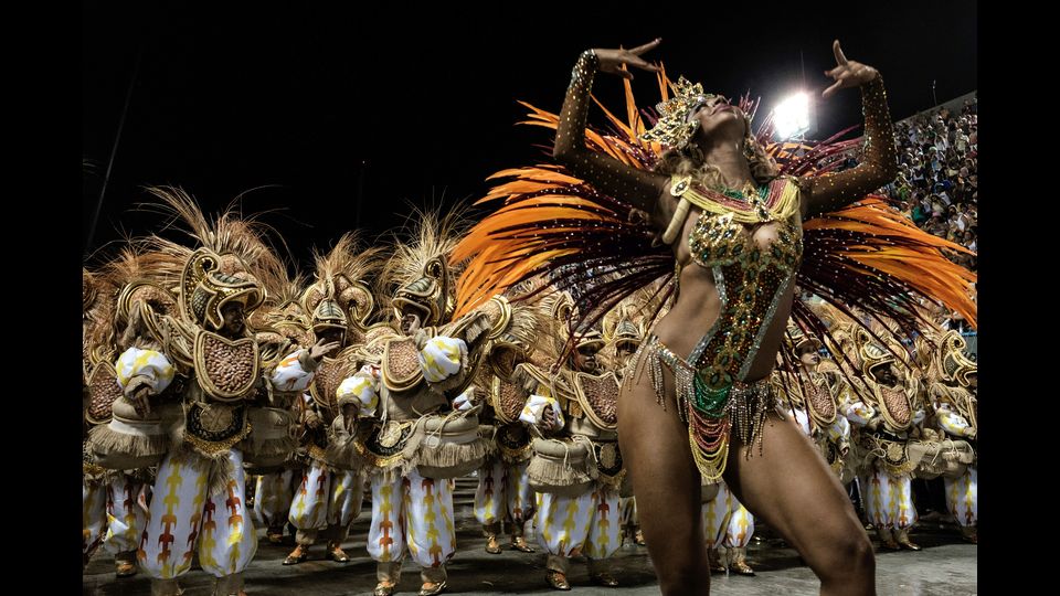 Ballerini della scuola Unidos da Tijuca si esibiscono al Sambodromo di Rio nella prima note del celebre Carnevale. (foto Afp) &nbsp;