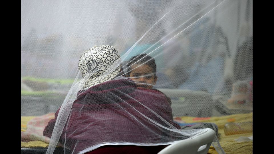 La zanzara Zika terrorizza l&rsquo;America latina e, seppur in maniera minore, il resto del mondo. In Honduras, dove a febbraio il bilancio dell&rsquo;epidemia &egrave; di 10.000 persone contagiate, un bambino &egrave; ricoverato con la sua mamma nell&rsquo;ospedale di Tegucigalpa. &nbsp;(foto Afp)