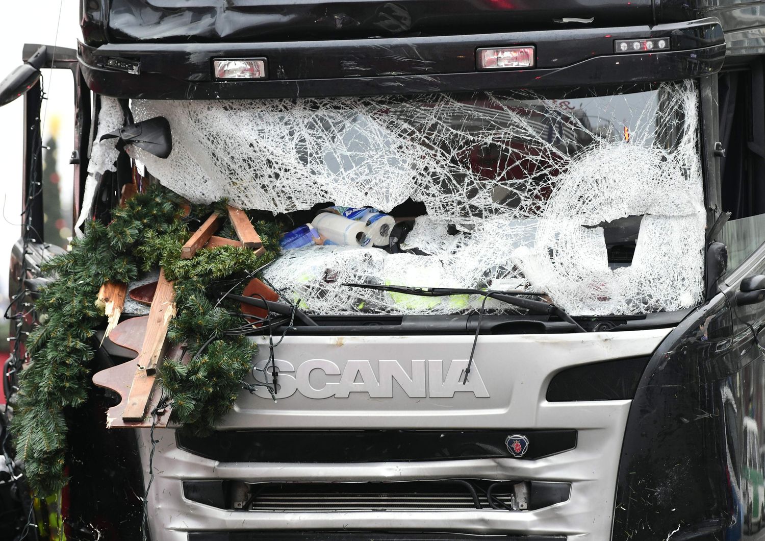 Il camion che si &egrave; schiantato ieri sera contro un affollato mercato di Natale a Charlottemburg. La polizia di Berlino parla di &quot;un atto deliberato, un presunto attentato&quot; che ha fatto 12 morti e 48 feriti, di cui alcuni in gravi condizioni. (foto Afp)&nbsp;