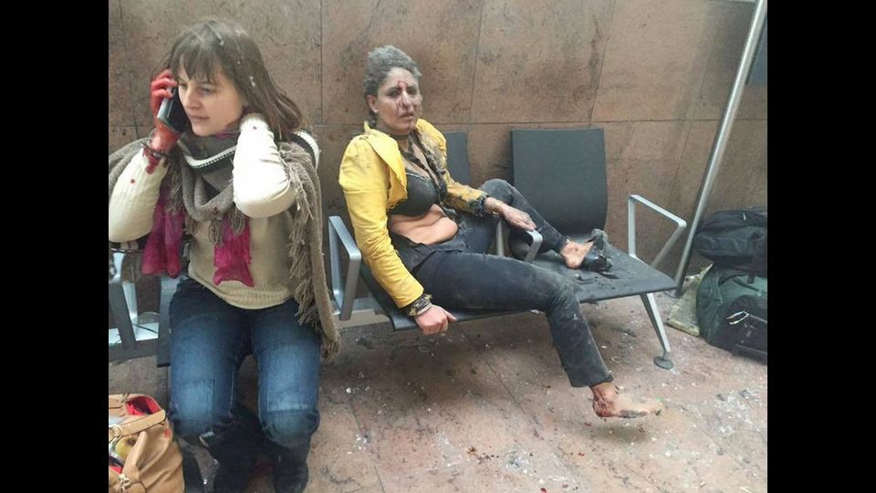Il 22 marzo Bruxelles si sveglia sotto attacco. Tre kamikaze si fanno esplodere all'eroporto di Zaventem e alla stazione metropolitana di Maalbeek. Il bilancio &egrave; di 32 morti e 340 feriti. L'Isis rivendica la strage. Nella foto, due donne ferite all'aeroporto di Zaventem. &nbsp;(foto Afp)