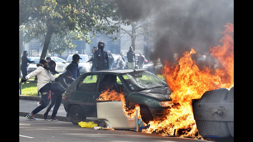 Sindacati e studenti scendono in strada a Nantes, in Francia, per manifestare contro la riforma del lavoro. Le proteste non sono del tutto pacifiche. (foto Afp)