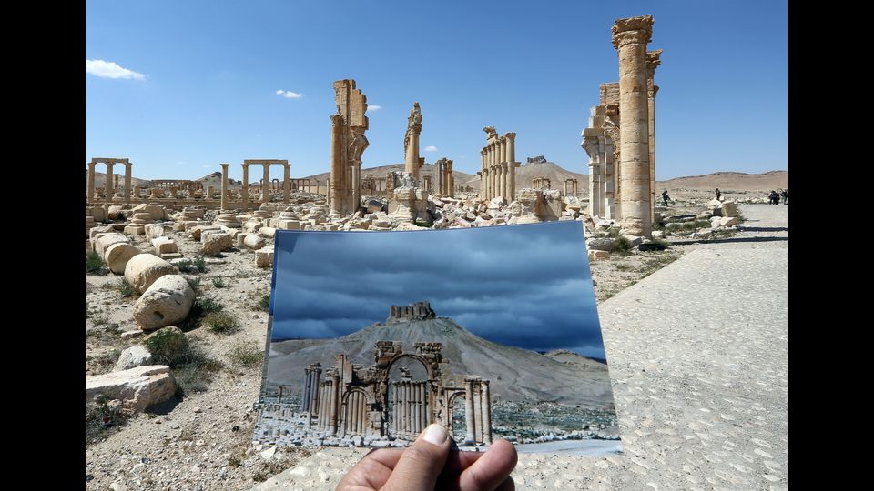 L'antica citt&agrave; di Palmira &egrave; tra le vittime della guerra in Siria. Presa di mira dall'Isis, Palmira, patrimonio Unesco, &egrave; ridotta a brandelli. Un fotografo mostra l'immagine dell'Arco di Trionfo nell'esatto punto in cui si trovava. Le forze siriane, appoggiate dalle truppe russe, sono riuscite a riconquistare la citt&agrave; il 27 marzo, dopo un'offensiva contro i jihadisti. (foto Afp)