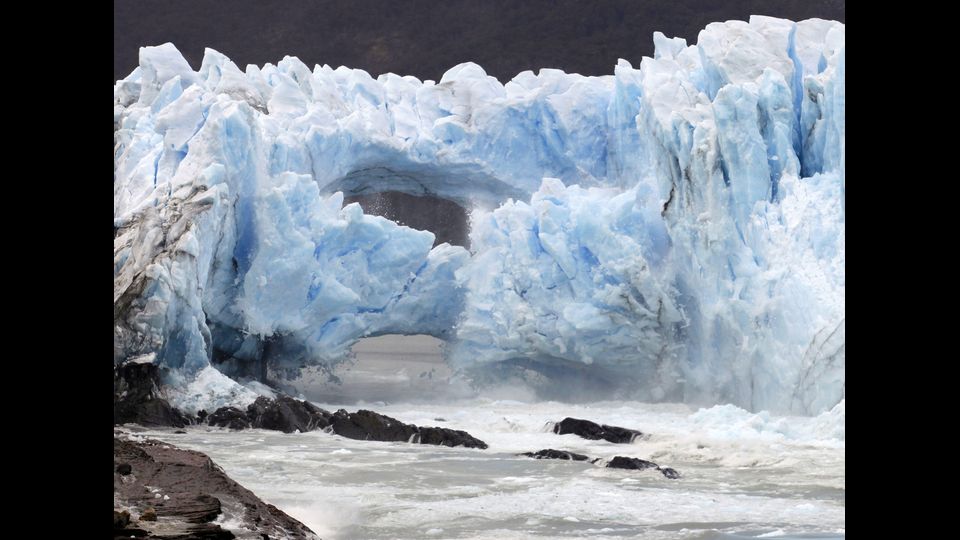 Si rompe il muro formato dal ghiacciaio Perito Moreno. E le immagini fanno il giro del mondo. L'ultima volta era accaduto nel 2012. Situato nel Parco Nazionale Los Glaciares, nella provincia sudoccidentale di Santa Cruz, in Argentina, il ghiacciaio mura 250 chilometri quadrati sviluppati su 30 chilometri di lunghezza. (foto Afp)