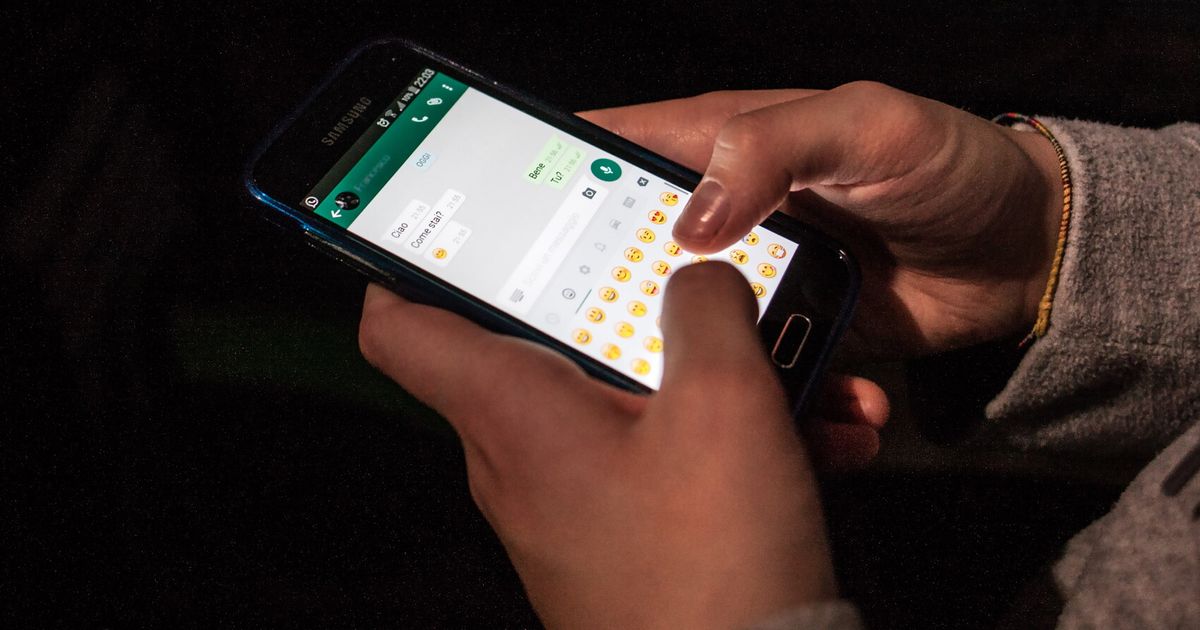 Abusano di una 12enne e diffondono il video su Whatsapp