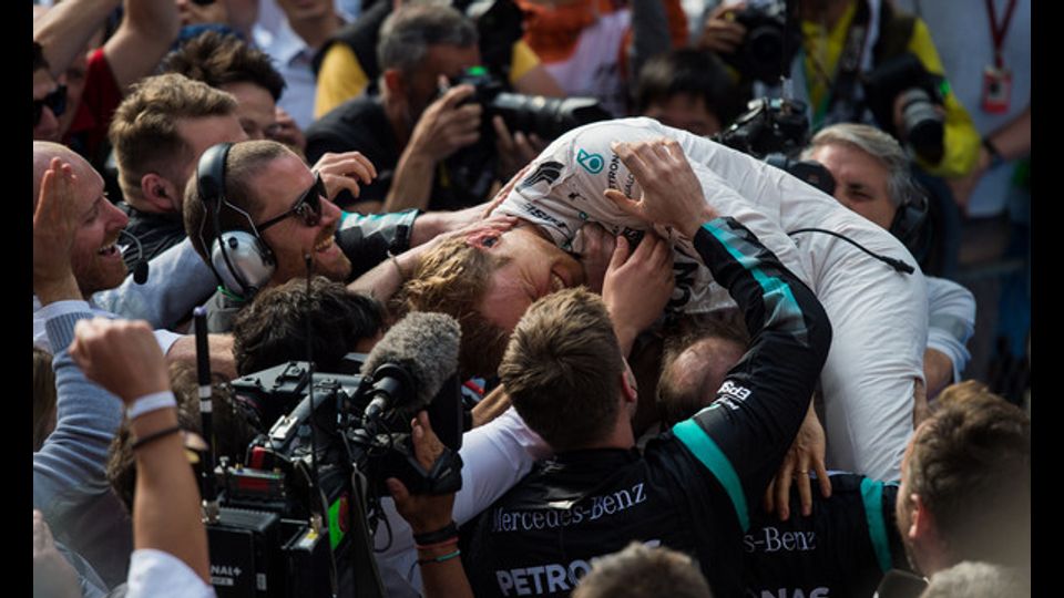 Nico Rosberg celebra la vittoria del Gran Premio di Formula Uno di Shanghai il 17 aprile 2016 (foto Afp)