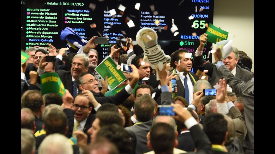 Si vota per l'impeachment della presidente brasiliana Dilma Rousseff al National Congress di Brasilia l'11 aprile 2016 (foto Afp)