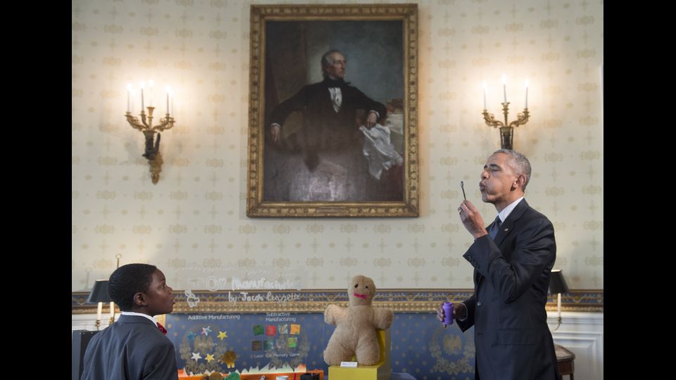 Il presidente americano, Barack Obama, e il palloncino creato con una stampante 3D da Jacob Leggette, un bambino di 9 anni di Baltimora, Maryland. Foto del 13 aprile 2016 (foto Afp)
