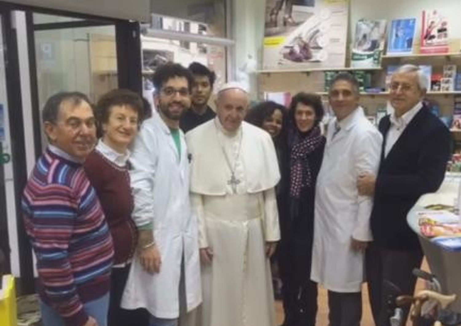 Papa Francesco in farmacia per scarpe nuove (foto da Facebook)&nbsp;