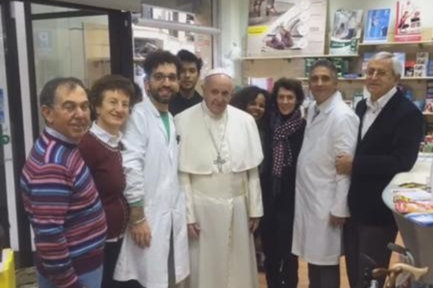 Papa Francesco in farmacia per scarpe nuove (foto da Facebook)&nbsp;