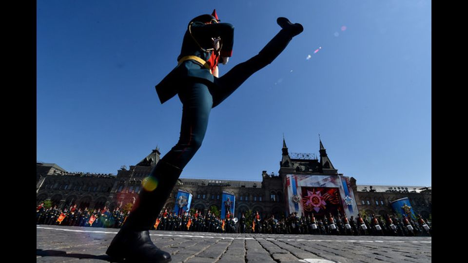 Militari russi sfilano nella parata del Giorno della Vittoria che celebra il trionfo dell'Unione Sovietica sulla Germania nazista (foto Afp)&nbsp;
