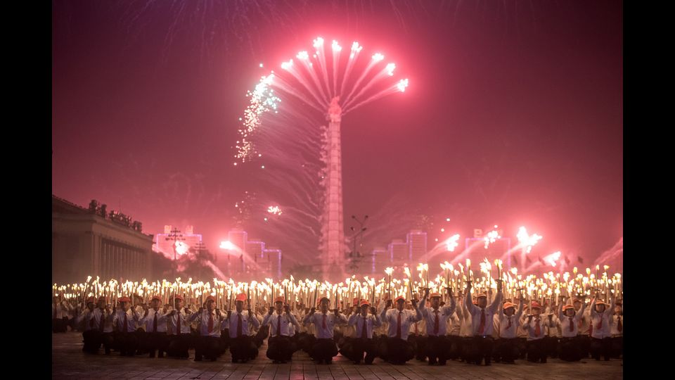 La fiaccolata con cui il 10 maggio i nordcoreani hanno celebrato la conclusione dei lavori del settimo congresso del Partito dei lavoratori (foto Afp)&nbsp;