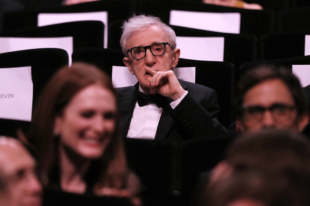 Woody Allen alla cerimonia di apertura della 69ma edizione del Festival di Cannes (foto Afp)&nbsp;